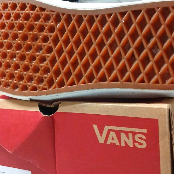 men size 7.5 women 9.0SK8 high tops. - Picture 6 of 8